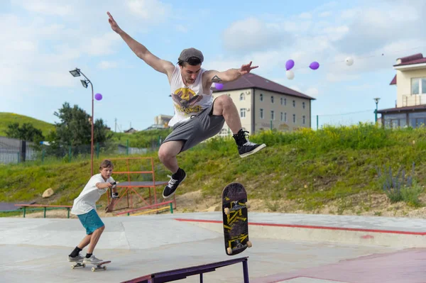 Skate park Pyatigorsk.Young Kafkas kaykaycılar açık beton skatepark sürme kaykay yarışmaya. Patenciler ödül için yarışmak... Genç kaykaycı çocuklar üzerinde paten rampası çevirmeye hazır