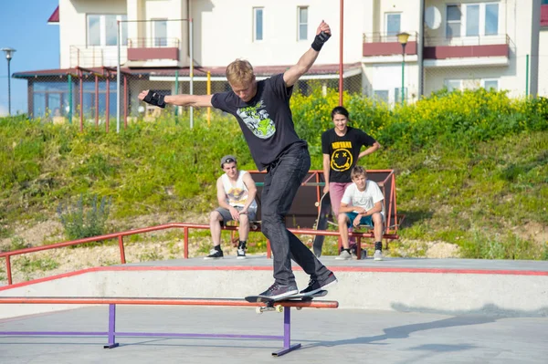 Concurso de skate no parque de skate de Pyatigorsk.Jovens skatistas caucasianos montando no skate de concreto ao ar livre.Skaters competir por prêmio.. Jovens skatistas meninos prontos para rolar na rampa de skate — Fotografia de Stock