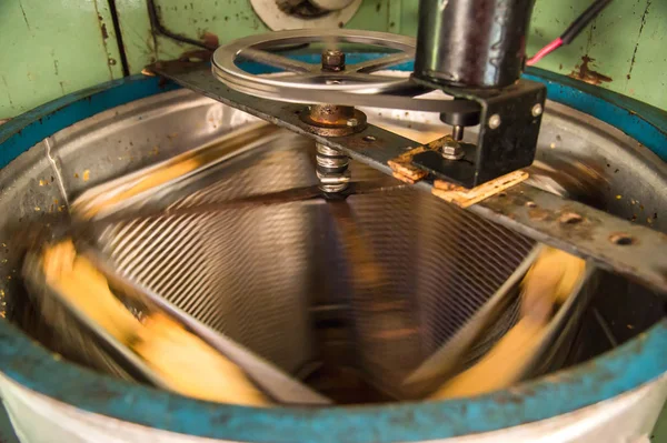Antiguo extractor de miel automatizado hecho a mano — Foto de Stock