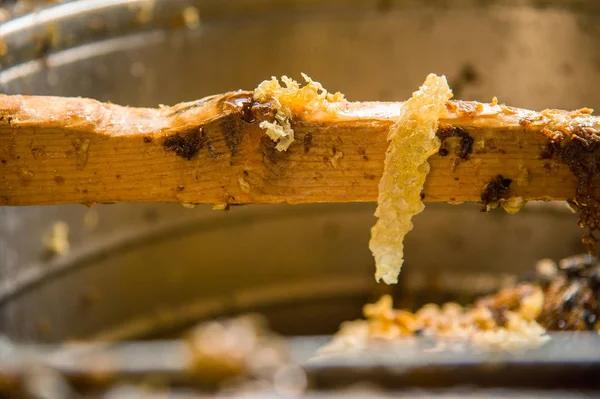 Une cloison en bois tachée de miel — Photo