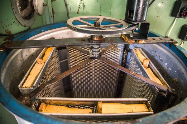 Antiguo extractor de miel automatizado hecho a mano —  Fotos de Stock