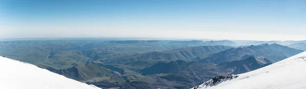 Panorama Vista do verão do norte do Cáucaso a partir do cume coberto de neve de Elbrus — Fotografia de Stock