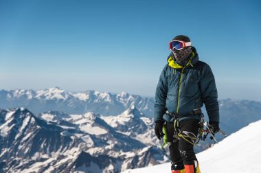 Profesyonel rehber - dağcı yanardağ uyku Elbrus karla kaplı zirvesinde