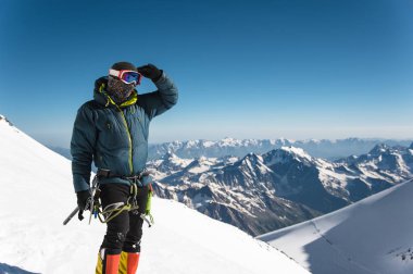 Profesyonel rehber - dağcı yanardağ uyku Elbrus karla kaplı zirvesinde