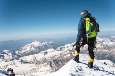 Profesyonel rehber - dağcı yanardağ uyku Elbrus karla kaplı zirvesinde