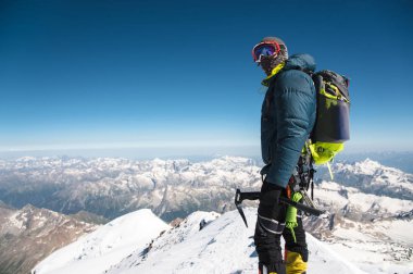 Profesyonel rehber - dağcı yanardağ uyku Elbrus karla kaplı zirvesinde