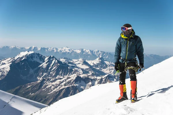 Professionele gids - klimmer op de besneeuwde top van Elbrus slapende vulkaan — Stockfoto