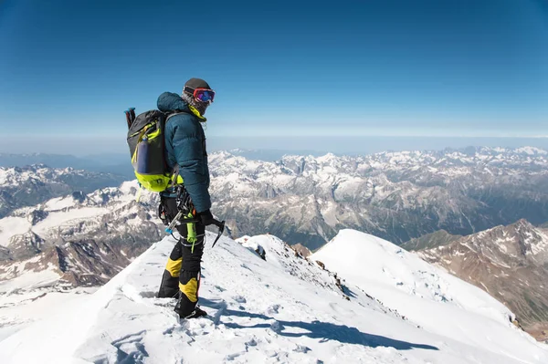 Profesyonel rehber - dağcı yanardağ uyku Elbrus karla kaplı zirvesinde