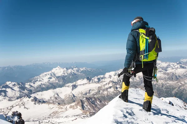 Επαγγελματικός Οδηγός - ορειβάτης στην χιονισμένη κορυφή του Elbrus στον ύπνο ηφαίστειο — Φωτογραφία Αρχείου