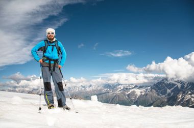 Şapka ve güneş gözlüğü takan bir sakallı rehber portresi