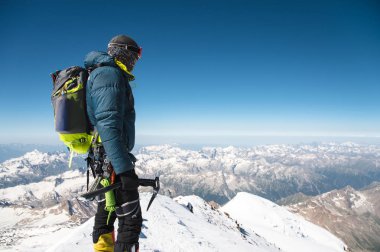 Profesyonel rehber - dağcı yanardağ uyku Elbrus karla kaplı zirvesinde