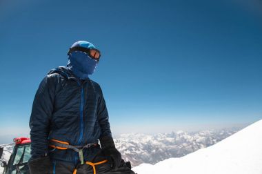 Profesyonel rehber - dağcı yanardağ uyku Elbrus karla kaplı zirvesinde