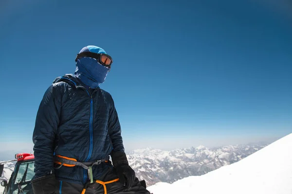 Professionell guide - klättrare på snötäckta toppen av Elbrusen sovande vulkan — Stockfoto