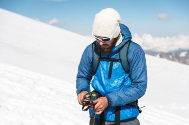 Genç bir rehber krampon kullanım için hazırlar.