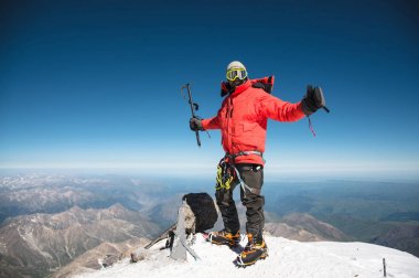 Profesyonel Hiker elleri kadar taşla üstündeki çıkış sonraki zafer ile mutluluk duyar