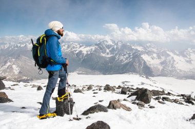 Şapka ve güneş gözlüğü takan bir sakallı rehber portresi