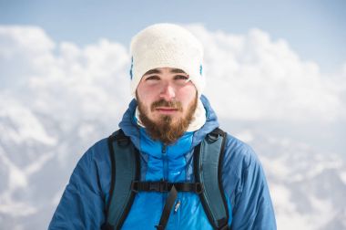 Sakallı bir rehber bir şapka giymiş portresi