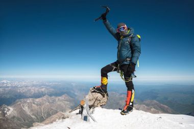 Profesyonel rehber Hiker elleri kadar taşla üstündeki çıkış sonraki zafer ile mutluluk duyar