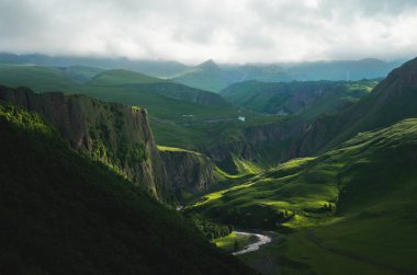 Bir dağ nehir vadiye altındaki yeşil Vadisi Elbrus dibinde