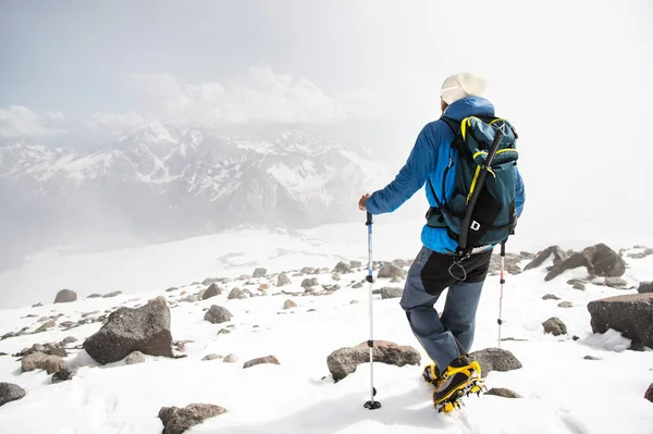 Portrait d'un guide barbu portant un chapeau et des lunettes de soleil — Photo