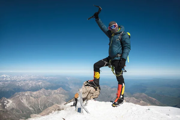 Profesyonel rehber Hiker elleri kadar taşla üstündeki çıkış sonraki zafer ile mutluluk duyar — Stok fotoğraf