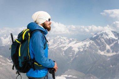Şapka ve güneş gözlüğü takan bir sakallı rehber portresi