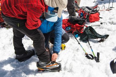 Profesyonel bir rehber kurmanıza ve alpinist krampon elbise yardımcı olur