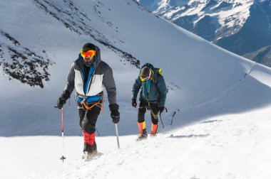 İki profesyonel dağcı Batı peak Elbrus için git