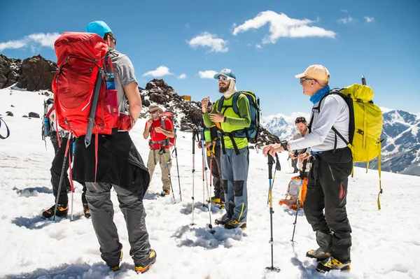 Une équipe d'alpinistes dirigée par un guide discute de la prochaine ascension — Photo