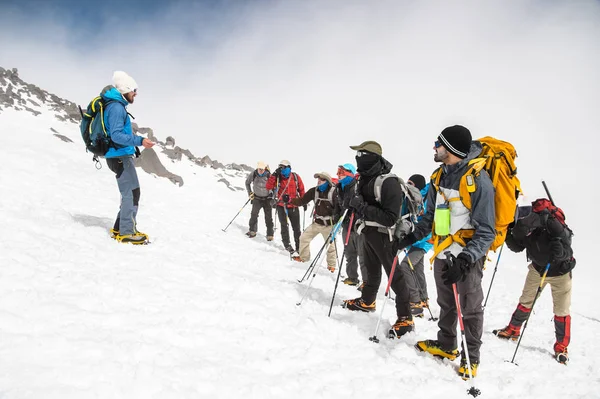 Une équipe d'alpinistes dirigée par un guide discute de la prochaine ascension — Photo