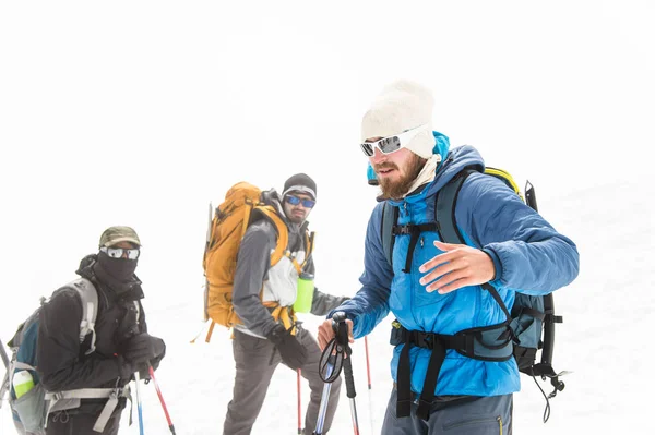 Une équipe d'alpinistes dirigée par un guide discute de la prochaine ascension — Photo