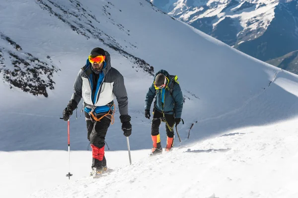 Deux grimpeurs professionnels se rendent au sommet ouest d'Elbrus — Photo