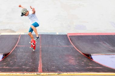 Teen skater bir rampa skate Park bir kaykay üzerinde üzerinde kapat