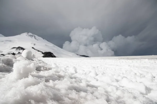 Nuvole tempestose strapiombano sulla montagna innevata Elbrus — Foto Stock