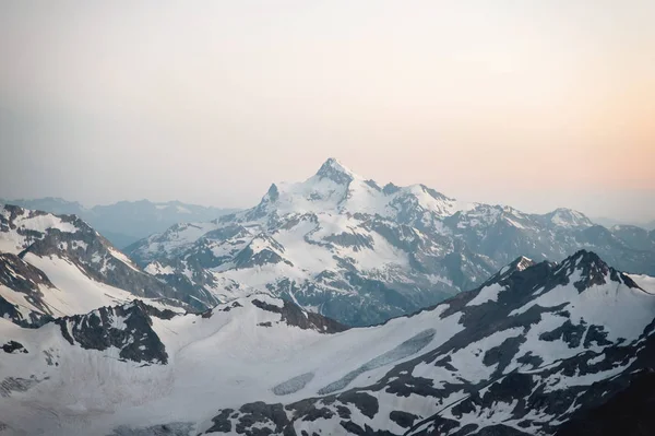 Gün batımında 3800m yükseklikten çevreleyen Elbruz dağlarının görünümü — Stok fotoğraf