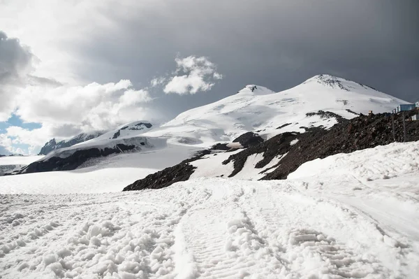 Nuvole tempestose strapiombano sulla montagna innevata Elbrus — Foto Stock