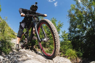 Spor. Ormandaki bir dağ bisikleti ile bisiklet üzerinde bir bisikletçi