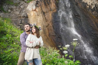 Genç çift hipster doğa içinde