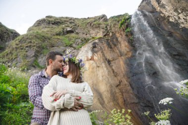 Genç çift hipster doğa içinde