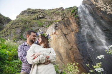 Genç çift hipster doğa içinde