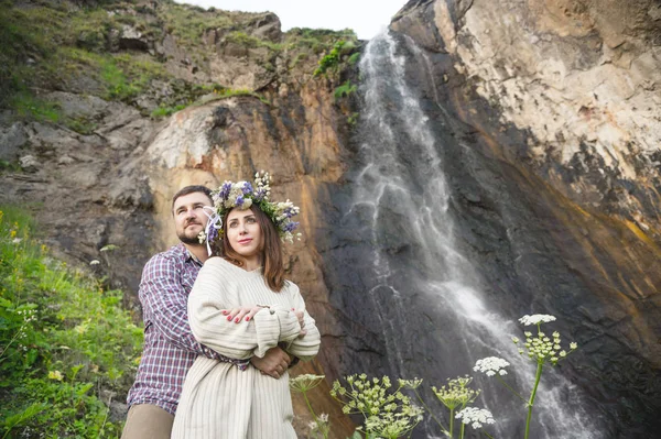 Jeune couple hipster étreinte dans la nature — Photo