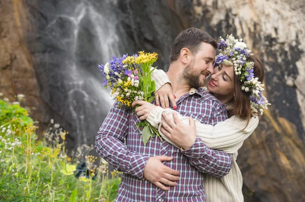 Pareja joven hipster abrazándose en la naturaleza — Foto de Stock