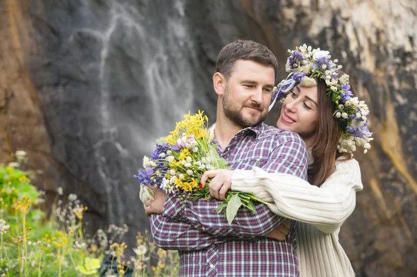 Jeune couple hipster étreinte dans la nature — Photo