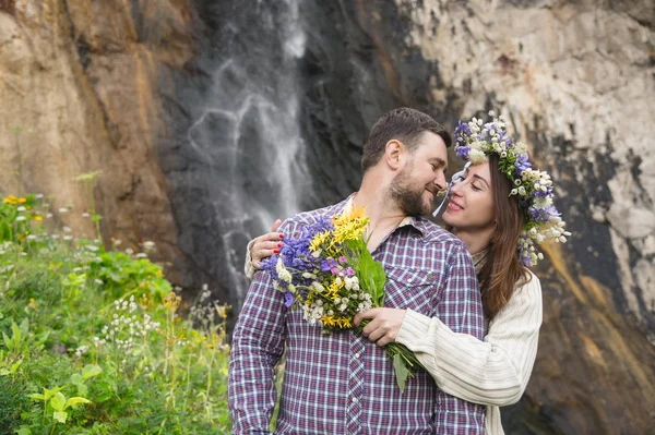 Jeune couple hipster étreinte dans la nature — Photo