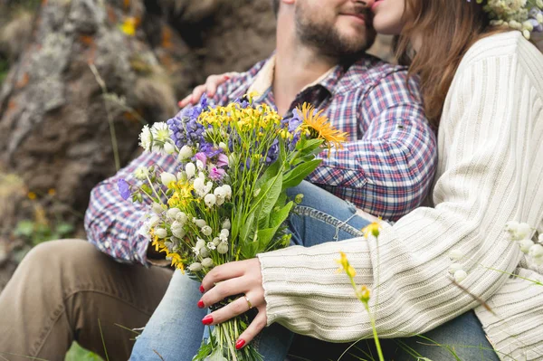 Retrato de una pareja amorosa de hipsters — Foto de Stock