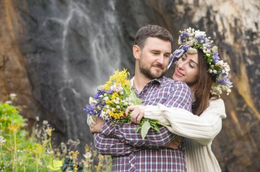 Genç çift hipster doğa içinde