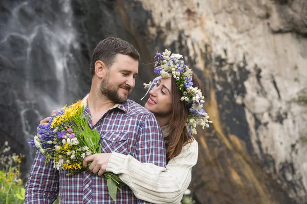 Jeune couple hipster étreinte dans la nature — Photo