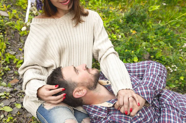 Sevgi dolu birkaç hipsters üstünde yürümek