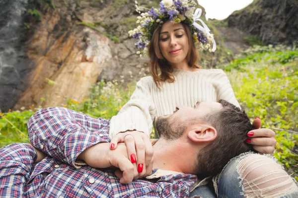 Sevgi dolu birkaç hipsters üstünde yürümek