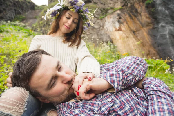 Sevgi dolu birkaç hipsters üstünde yürümek